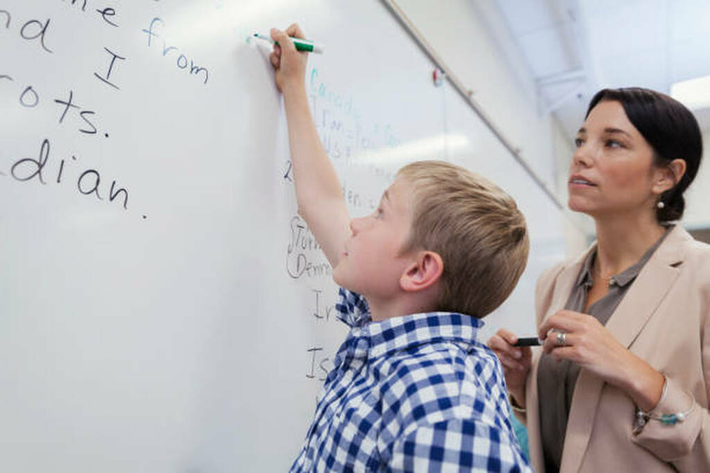 la diferencia entre say tell y speak